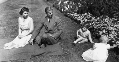 صورة من الذكريات قبل 70 عاما للعائلة الملكية البريطانية فى حديقة المنزل