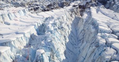 عالم يرصد ظاهرة غريبة لنهر جليدى فى ألاسكا الأمريكية.. صور