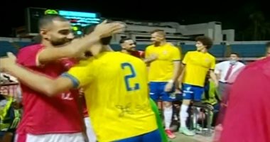 تبادل التحية بين لاعبي الأهلي والإسماعيلي قبل مباراتهما بالدوري.. فيديو