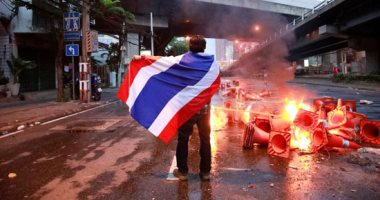 مولوتوف وغاز مسيل وخرطوش.. شرطة تايلاند تفريق مئات المحتجين فى بانكوك