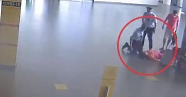 رجال شرطة فى مطار روسى ينقذون امرأة فقدت الوعى وسقطت فجأة.. فيديو