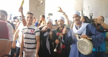 "زفة بلدي" في استقبال فريال أشرف بطلة الذهبية بمطار القاهرة..صور وفيديو