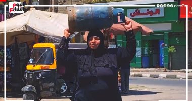 سيدة الأنابيب.. أم محمد 10 سنين بتوزع أنابيب لتربية أولادها "فيديو"