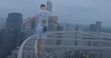 متسلق بريطانى يصعد برج لندن بدون حبال للتحذير من مخاطر التغير المناخى.. فيديو