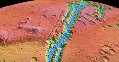 اكتشاف آثار حفر غريبة فى سهل بركانى على سطح المريخ.. فيديو وصور