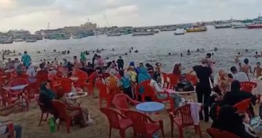 إقبال كبير على شاطئ الأنفوشى بالإسكندرية وأجواء صيفية مميزة.. فيديو