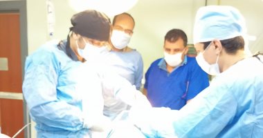 فريق طبي ينجح فى إخراج عصا خشبية اخترقت صدر مريض بكفر الشيخ.. صور