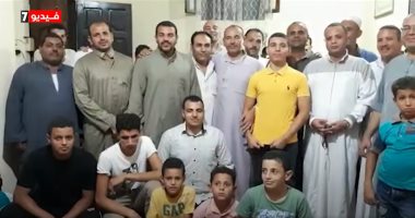 تجمع أهالى قرية الأول على الثانوية الأزهرية بمنزله لتقديم التهنئة.. فيديو 