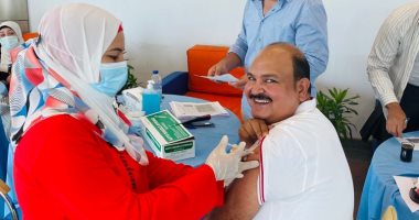 بدء تطعيم العاملين بمطار القاهرة ضد فيروس كورونا.. صور 