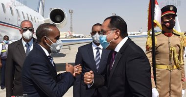 رئيس الوزراء يستقبل نظيره الصومالى بمطار القاهرة.. صور