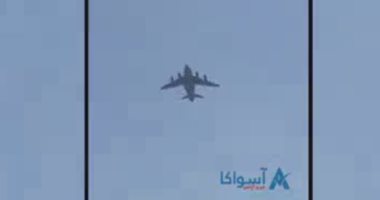 لحظة سقوط 3 أفغان من طائرة أثناء مغادرتها مطار كابول..فيديو
