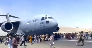 فوضى عارمة فى مطار كابول وأفغان يحاولون منع طائرة أمريكية من الإقلاع.. صور