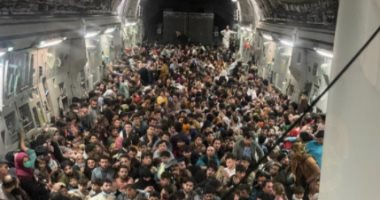 لغز صورة 640 أفغانيا داخل طائرة واحدة.. كيف فر هذا العدد؟.. فيديو