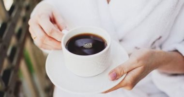 دراسة: تناول القهوة يوميًا يخفض خطر الإصابة بأورام الكبد والجلد