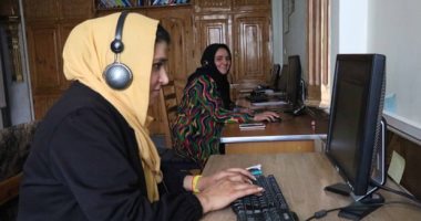 جارديان: إجراء مذيعة أفغانية حوارا مع متحدث من طالبان يعكس تغير نهج الحركة