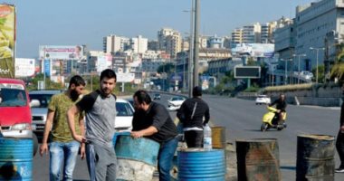 محتجون يقطعون الطرقات فى لبنان 