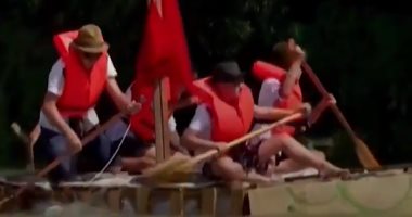 سكان المجر ينظمون سباق قوارب مصنوعة من صناديق البيتزا على نهر الدانوب..فيديو