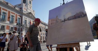 تزاحم عشاق الفن لمشاهدة رسومات الفنان أنطونيو لوبيز فى ساحة مدريد.. صور