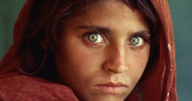 "موناليزا أفغانستان".. فتاة تصبح رمزًا لمعاناة بلادها وطالبان تعيدها للواجهة