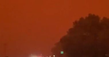 سماء مدينة أمريكية تتحول إلى اللون الأحمر بسبب تأثير حرائق الغابات.. فيديو