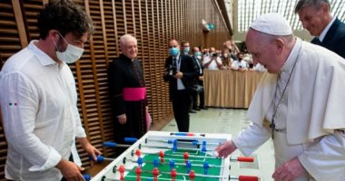 طاولة كرة قدم.. البابا فرنسيس يتلقى هدية جديدة.. صور