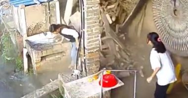 صينية تنجو من الموت بأعجوبة بعد سقوط سقف المنزل جانبها بخطوات.. فيديو وصور