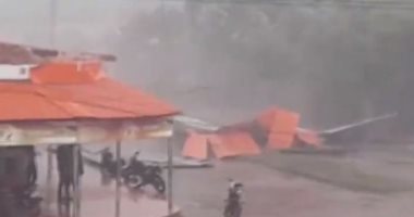 عاصفة جوية تقتلع أسقف المنازل فى بوليفيا وتصيب السكان بالذعر.. فيديو