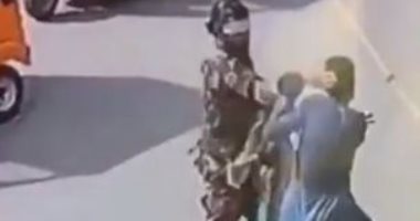 عنصر بحركة طالبان يصفع مواطنا على وجهه لحمله علم أفغانستان.. فيديو وصور