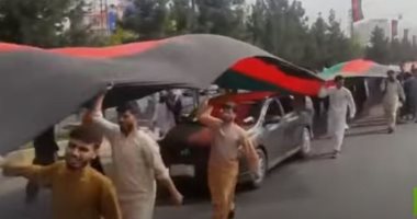 مقاتلو طالبان يطلقون النار على مسيرة تحمل العلم الوطنى فى كابول.. فيديو
