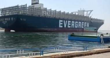 لحظة عبور السفينة إيفرجيفن قناة السويس بنجاح خلال رحلة العودة.. فيديو