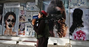 مقاتلو طالبان يشوهون صور النساء على واجهات المحال فى كابول.. فيديو وصور