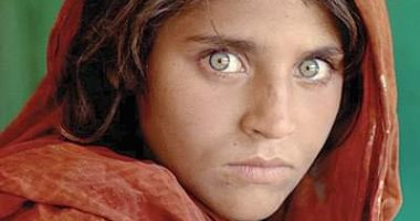 الموناليزا الأفغانية.. القصة الكاملة لـ شربات جولا فتاة أفغانستان "فيديو"