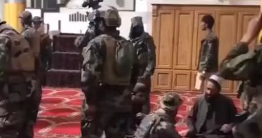 مقاتلو "طالبان" يرتدون ملابس الجيش الأفغاني ويتجولون داخل المسجد.. فيديو