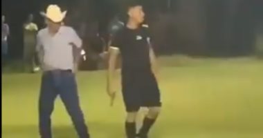 حكم يطلق النار على لاعبين ومشجعين أثناء مباراة كرة قدم بأوكلاهما.. فيديو