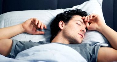 فوائد صحية للنوم على الظهر.. يحميك من الصداع وآلام الرقبة