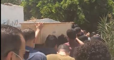 تشييع جثمان والدة أحمد حسن لدفنها في مقابر العائلة بالمنيا.. فيديو