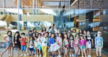 عارضو أزياء أطفال يحاكون جولات متسابقات ملكة جمال مصر في زيارة مكتبة الإسكندرية