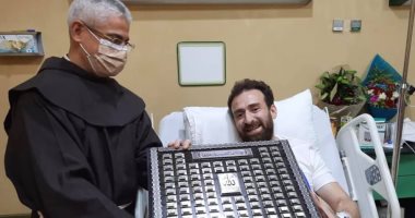 أول صورة لـ نضال الشافعي من المستشفى.. والأب بطرس دانيال يهديه أسماء الله الحسنى