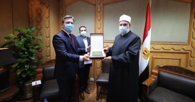 وزير خارجية صربيا يهدى وكيل الأزهر أول نسخة من القرآن باللغة الصربية