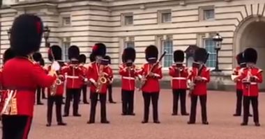 العائلة المالكة البريطانية تحتفى بمراسم تغيير الحرس فى قصر باكنجهام.. فيديو