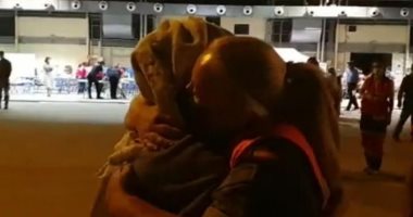 عناق جندية إسبانية لمواطنة أفغانية يثير التعاطف على الشبكات الاجتماعية..فيديو 