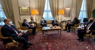 وزير الخارجية يستقبل أعضاء البعثة الدبلوماسية المصرية العائدة من كابول.. صور