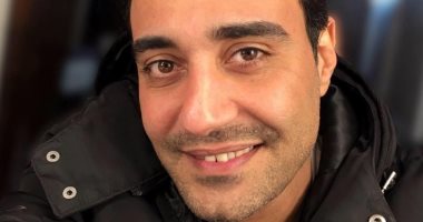 محمد درويش صاحب الأداء الصوتى لشخصية بكار طبيب فى مسلسل "الحرير المخملى"