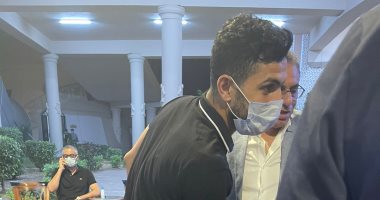 فيديو.. أيمن أشرف وطارق حامد بالأحضان خلال عزاء والدة أحمد حسن