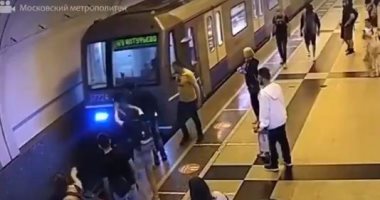 شجاعة من طراز رفيع.. ركاب ينقذون رجلا سقط على شريط قطار فى موسكو "فيديو"