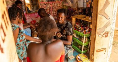شاب ينافس السيدات في تجميل الأظافر بمحل صغير في أفريقيا الوسطى.. صور