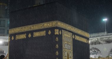 برق ورعد وأمطار غزيرة بالمسجد الحرام فى مكة المكرمة.. صور وفيديو