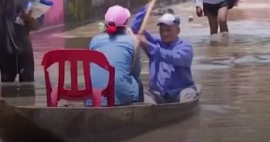 مواطنو كولومبيا يحولون القوارب لوسيلة تنقل فى الشوارع بسبب الفيضانات.. فيديو