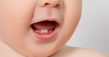 اعرفى ترتيب ظهور  الأسنان اللبنية عند طفلك.. طبيب يوضح