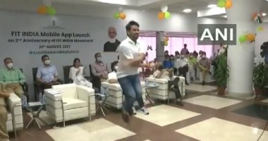 فيديو.. وزير هندى يمارس "نط الحبل" باحترافية لدعم تطبيق اللياقة البدنية